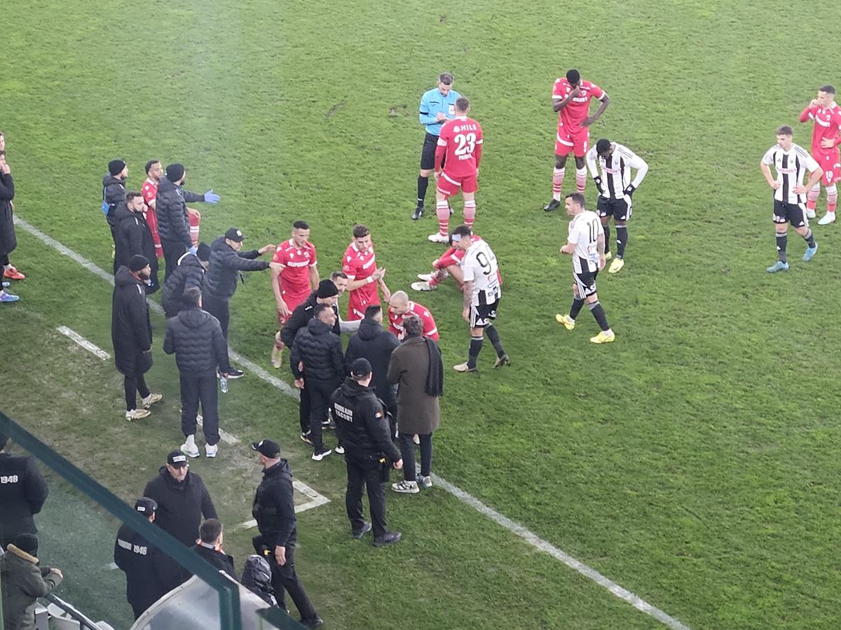 Incidente la Dinamo - U Cluj. Au aruncat cu obiecte în teren