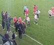 Incidente la Dinamo - U Cluj. Au aruncat cu obiecte în teren