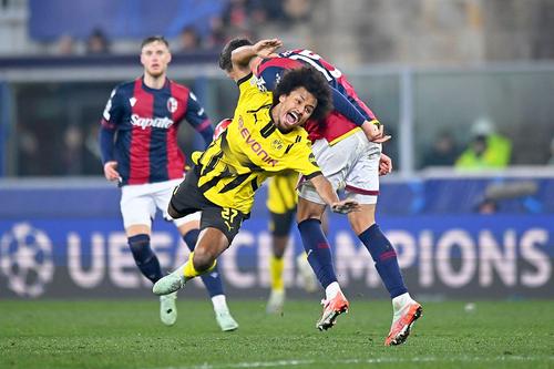 Karim Adeyemi, în duel cu una dintre viitoarele adversare din Serie A, Bologna // foto: Guliver/gettyimages