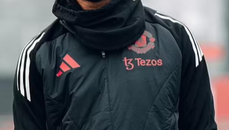 Detaliu cu bluza de trening purtată miercuri de Amad Diallo la antrenamentul lui Manchester United O echipă cu fundu-n sus! » „Manchester United chiar că a ajuns de râsul lumii! V-ați îmbrăcat din piață?”