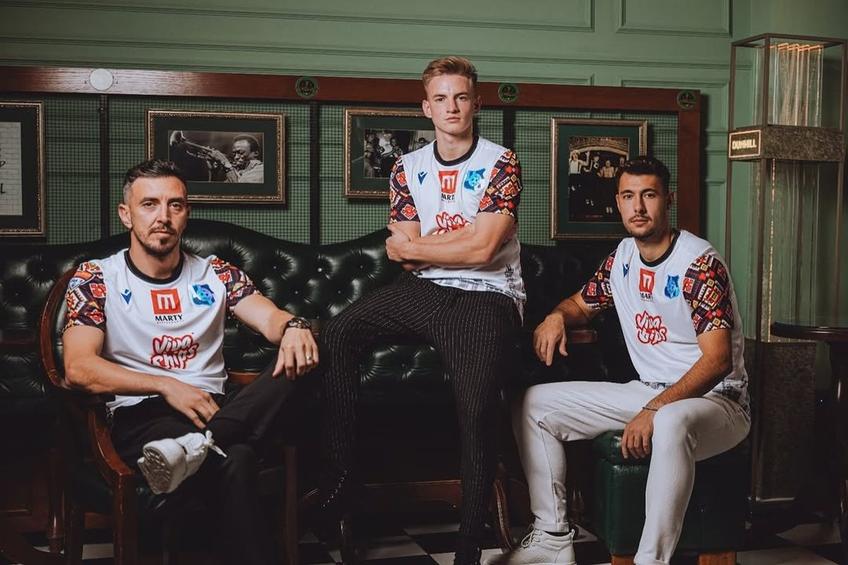 FC Bihor, ocupanta locului 15 din Liga 2, și-a prezentat noul echipament de joc pentru meciurile rămase din acest sezon, cu descrierea „cele mai frumoase tricouri din România”.