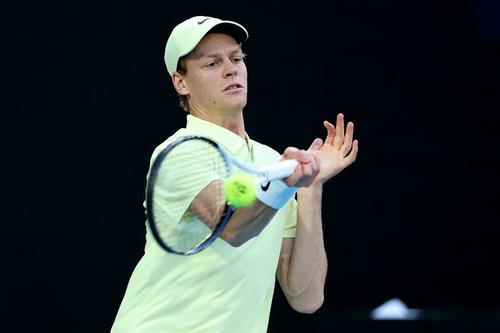 Jannik Sinner în acțiune la Australian Open Foto: Guliver/GettyImages