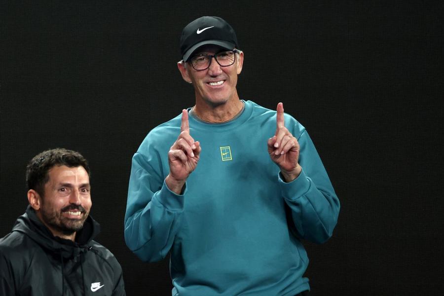 Darren Cahill alături de Simone Vagnozzi, antrenorii lui Jannik Sinner Foto: Guliver/GettyImages Darren Cahill despre Sinner, calificat în a doua sa finală la Australian Open: „Este un tânăr grozav. Totul începe cu el. El este jucătorul. El este centrul atenției”