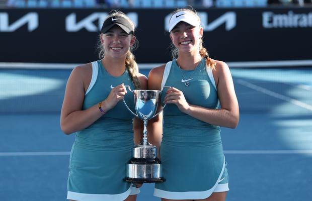 Două surori gemene au câștigat competiția de junioare de la Australian Open! În semifinale, americancele au trecut de două surori din Cehia