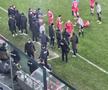 Incidente la Dinamo - U Cluj. Au aruncat cu obiecte în teren
