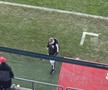 Incidente la Dinamo - U Cluj. Au aruncat cu obiecte în teren