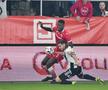 Dinamo - U Cluj // Eddy Gnahore în duel cu Alex Chipciu. Foto: Cristi Preda (GSP)