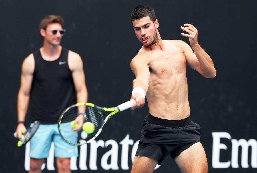 Carlos Alcaraz și Juan Carlos Ferrero, în spate, foto: Guliver/gettyimages Mats Wilander propune un scenariu-bombă în ATP: „De ce nu Roger Federer?”