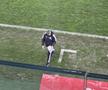 Incidente la Dinamo - U Cluj. Au aruncat cu obiecte în teren