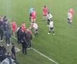 Incidente la Dinamo - U Cluj. Au aruncat cu obiecte în teren