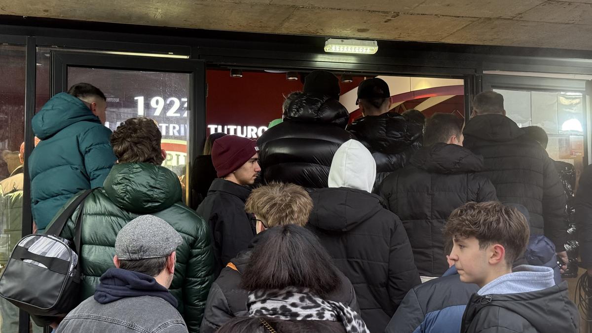 Olimpiu Moruțan e deja printre preferații fanilor Rapidului » Zeci de suporteri au venit să facă poze și să ia autografe