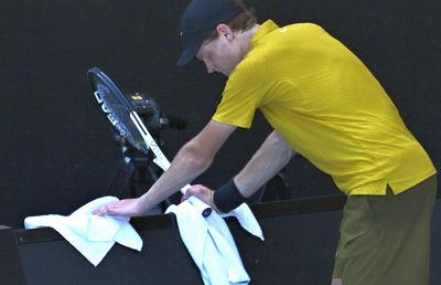 Jannik Sinner a vomitat în prosop în turul 3 la Australian Open, a vrut să abandoneze, dar decizia organizatorilor a schimbat complet situația