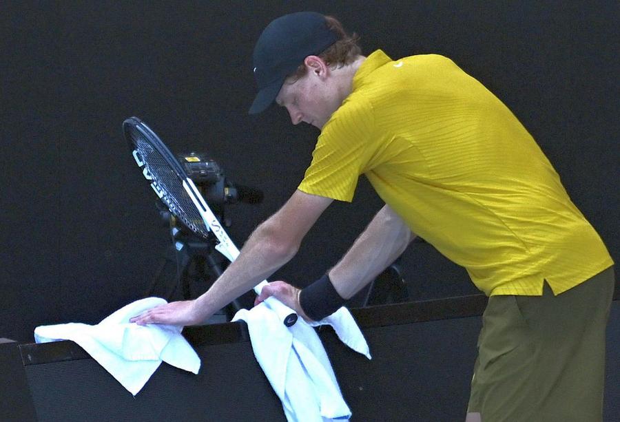 Jannik Sinner a vomitat în prosop în turul 3 la Australian Open // foto: Imago Carlos Alcaraz stă departe de controverse: „Nu-mi pot imagina ce înseamnă să joci un meci în astfel de condiții, Jannik Sinner a arătat că este un campion”