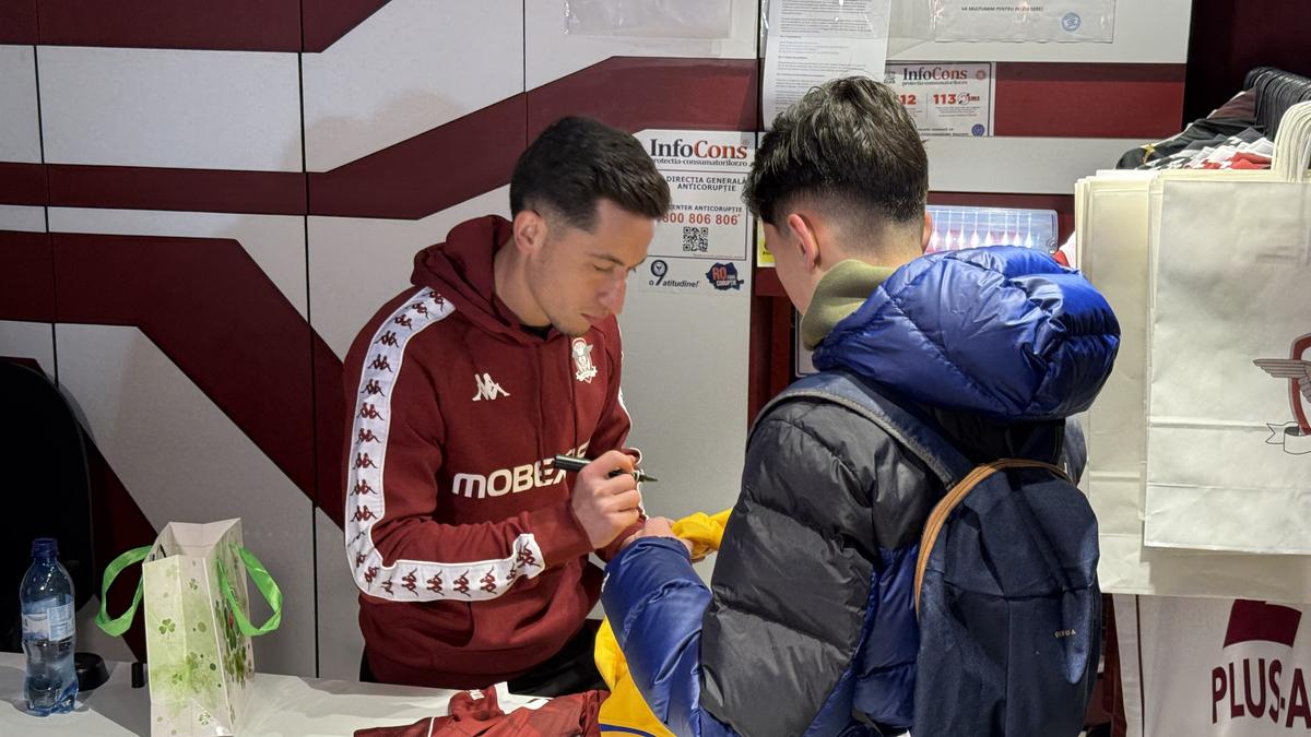 Olimpiu Moruțan e deja printre preferații fanilor Rapidului » Zeci de suporteri au venit să facă poze și să ia autografe