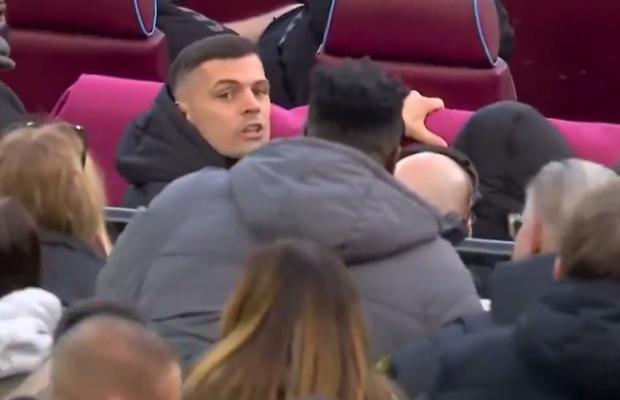 Xhaka, conflict cu un fan și meciul întrerupt! „Ciocănarilor” le-au fost suficiente 45 de minute pentru a tranșa partida