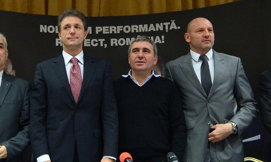 O parte dintre cei care l-au susținut pe Gică Popescu în campania pentru alegerile FRF din 2014: Anghel Iordănescu, Gică Hagi, Bogdan Stelea Bogdan Stelea, după ce Ilie Dumitrescu a semnat cu FRF: „N-au făcut nimic din ce au promis! Buni la împachetat lucruri”