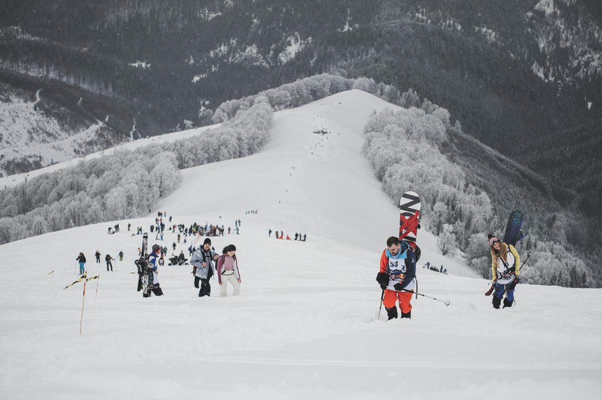VIDEO+FOTO Imagini spectaculoase din dronă! Creasta Masivului Oslea a fost cucerită de cei mai buni schiori și snowboarderi