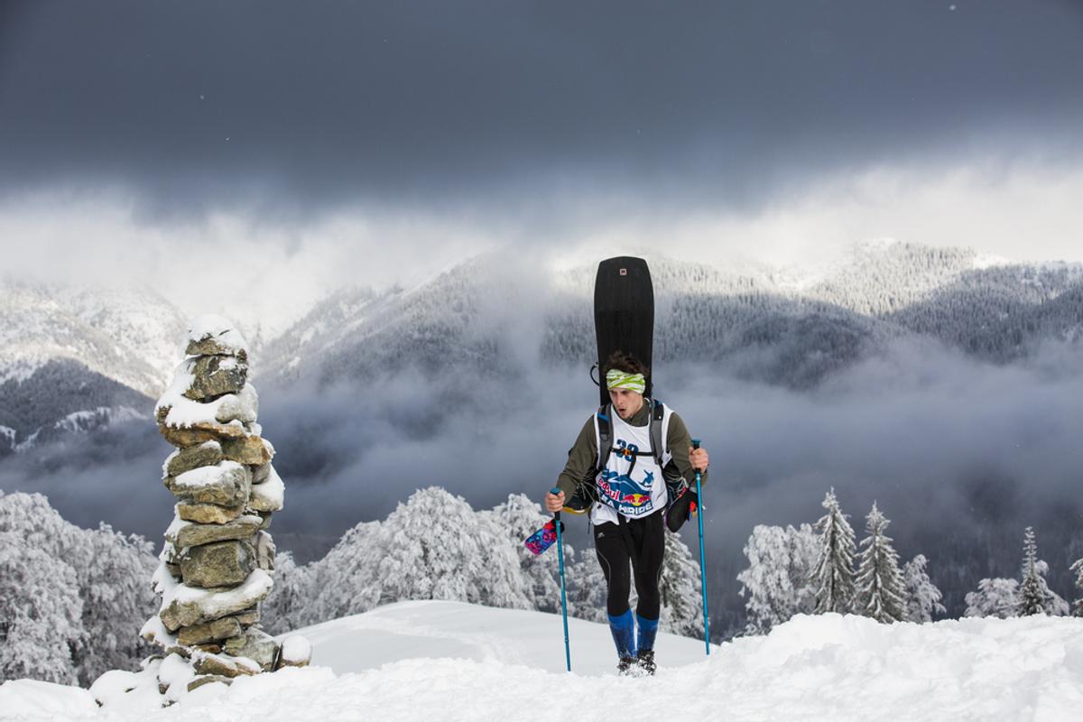 VIDEO+FOTO Imagini spectaculoase din dronă! Creasta Masivului Oslea a fost cucerită de cei mai buni schiori și snowboarderi