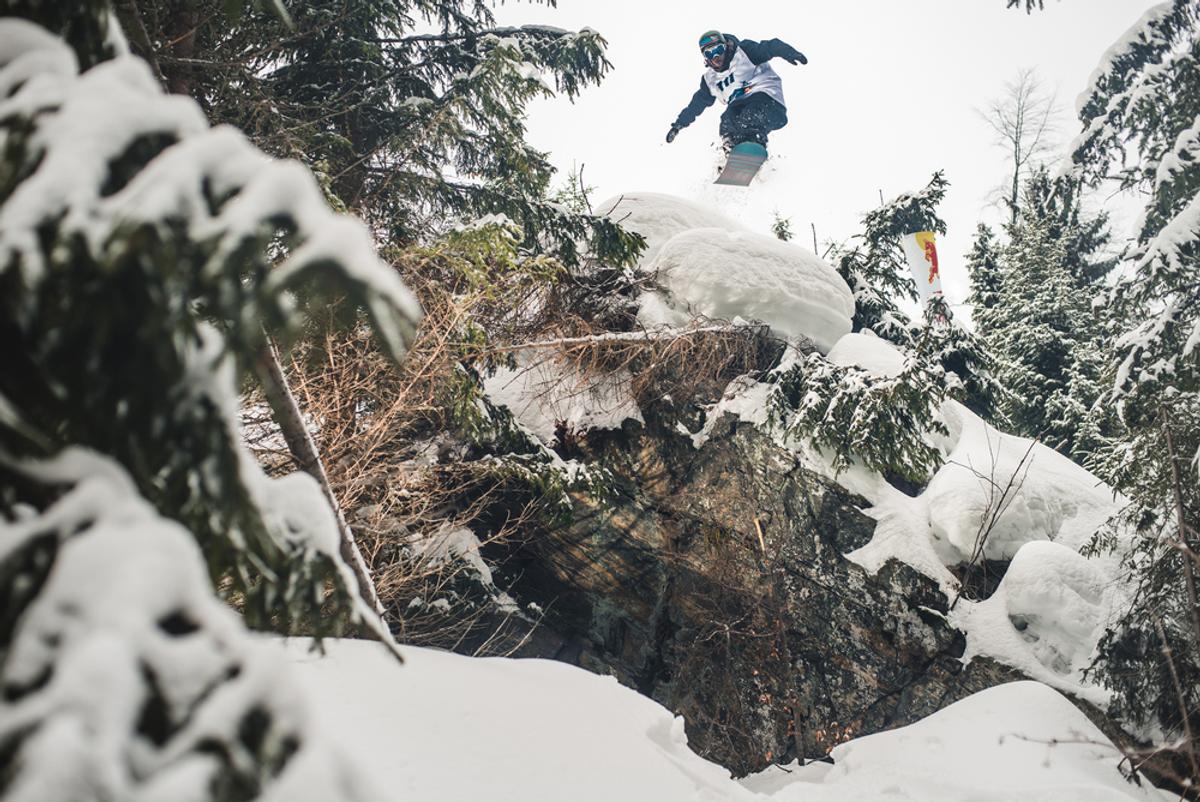 VIDEO+FOTO Imagini spectaculoase din dronă! Creasta Masivului Oslea a fost cucerită de cei mai buni schiori și snowboarderi