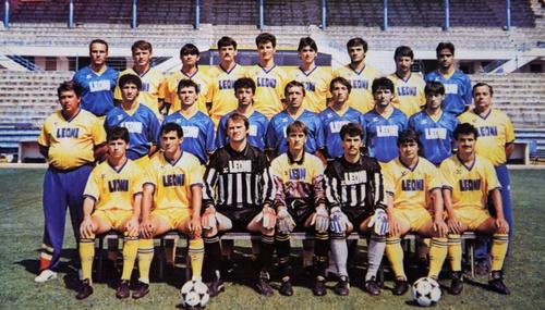 Petrolul 1990. Costel Lazăr este primul din  dreapta pe rândul de jos