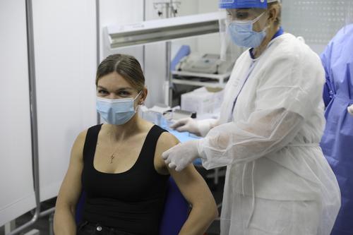 Simona Halep (29 de ani, 3 WTA) a fost imunizată astăzi împotriva Covid-19, cu serul Pfizer. Mihai Covaliu, președintele COSR, susține că doar Pfizer și Moderna sunt aprobate de WADA, deși site-ul oficial al Instituției susține altceva.