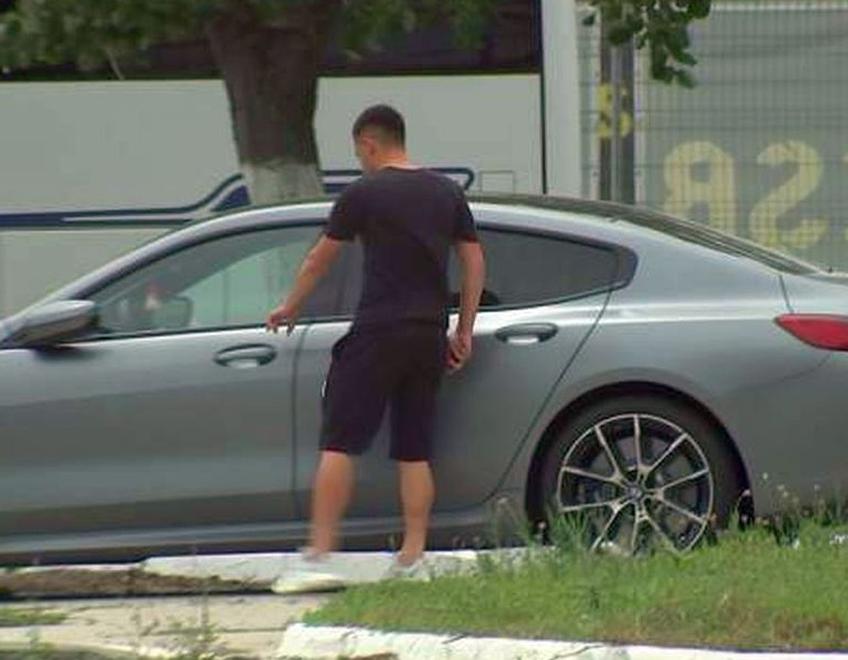 Moruțan deschide ușa bolidului care l-a adus în atenția lui Gigi Becali