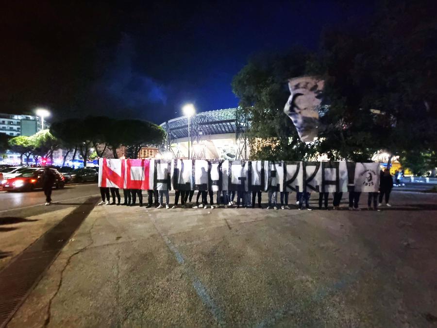 UEFA a scandalizat lumea fotbalului cu boicotul anti-război de la Napoli - Barcelona » Mesaj cenzurat la TV!