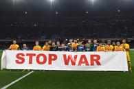 UEFA a scandalizat lumea fotbalului cu boicotul anti-război de la Napoli - Barcelona » Mesaj cenzurat la TV!