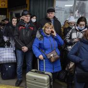 Locuitorii din Kiev se grăbesc să părăsească orașul după atacul Rusiei