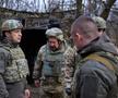 Președintele Ucrainei, Vladimir Zelenskiy, discută cu soldații pe front