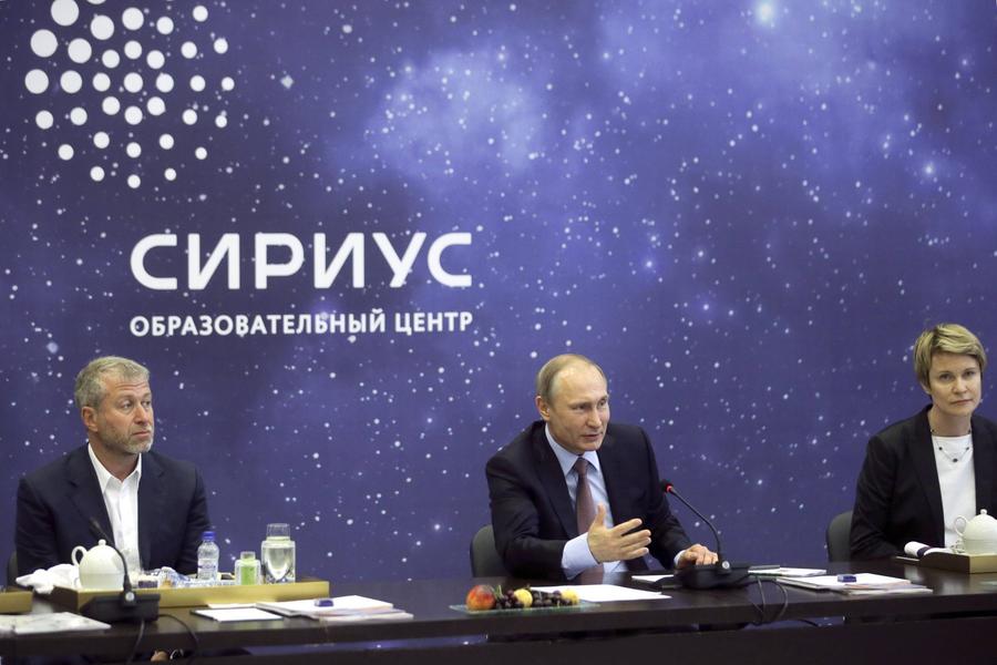 Roman Abramovich alături de Vladimir Putin Roman Abramovic, interzis în Marea Britanie: „Patronul lui Chelsea e unul dintre oamenii-cheie ai cleptocrației lui Vladimir Putin”