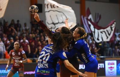 CSM București a câștigat derby-ul cu Rapid și reaprinde lupta la titlu în „Liga Florilor” » Cristina Neagu, imperială în fața fanilor giuleșteni