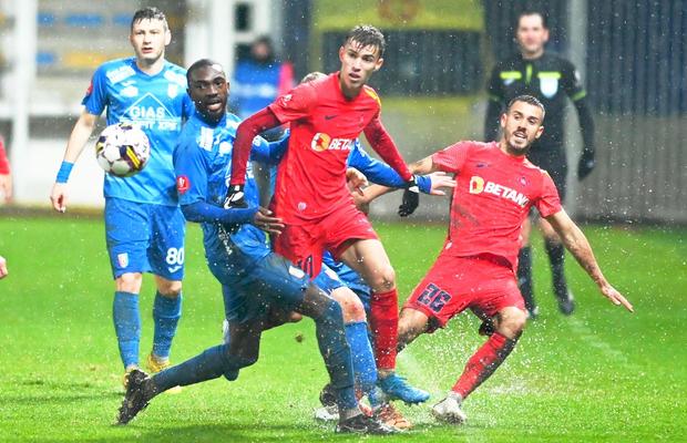 Numai în Liga 1: s-au antrenat pe sintetic, iar 3 jucători s-au rupt! Terenul cu iarbă s-a transformat în parcare