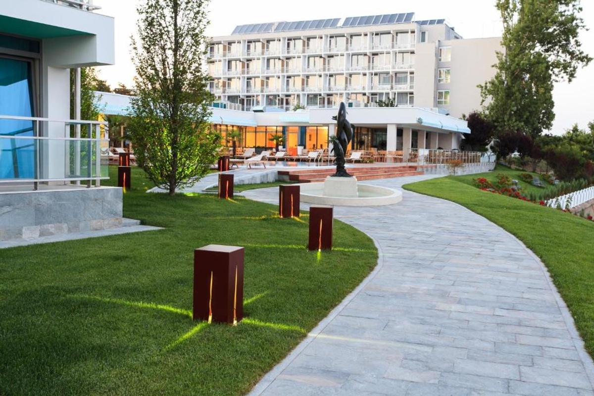 Gigi transformă FCSB în TCAB » Becali a lipit sigla echipei de fotbal pe hotelul pe care îl deține pe litoral: a schimbat doar literele 