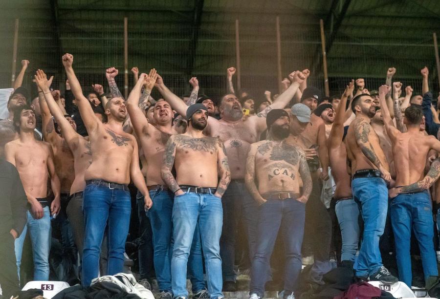 Suporterii lui Lazio au făcut show în Gruia / FOTO: Raed Krishan (GSP) Imaginea care a șocat joi seara, în Gruia, la CFR - Lazio: apariție neobișnuită în repriza a doua