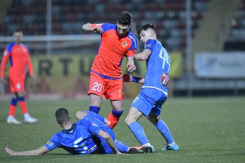 Andrei Burlacu (în roșu), în perioada în care juca la FCSB
