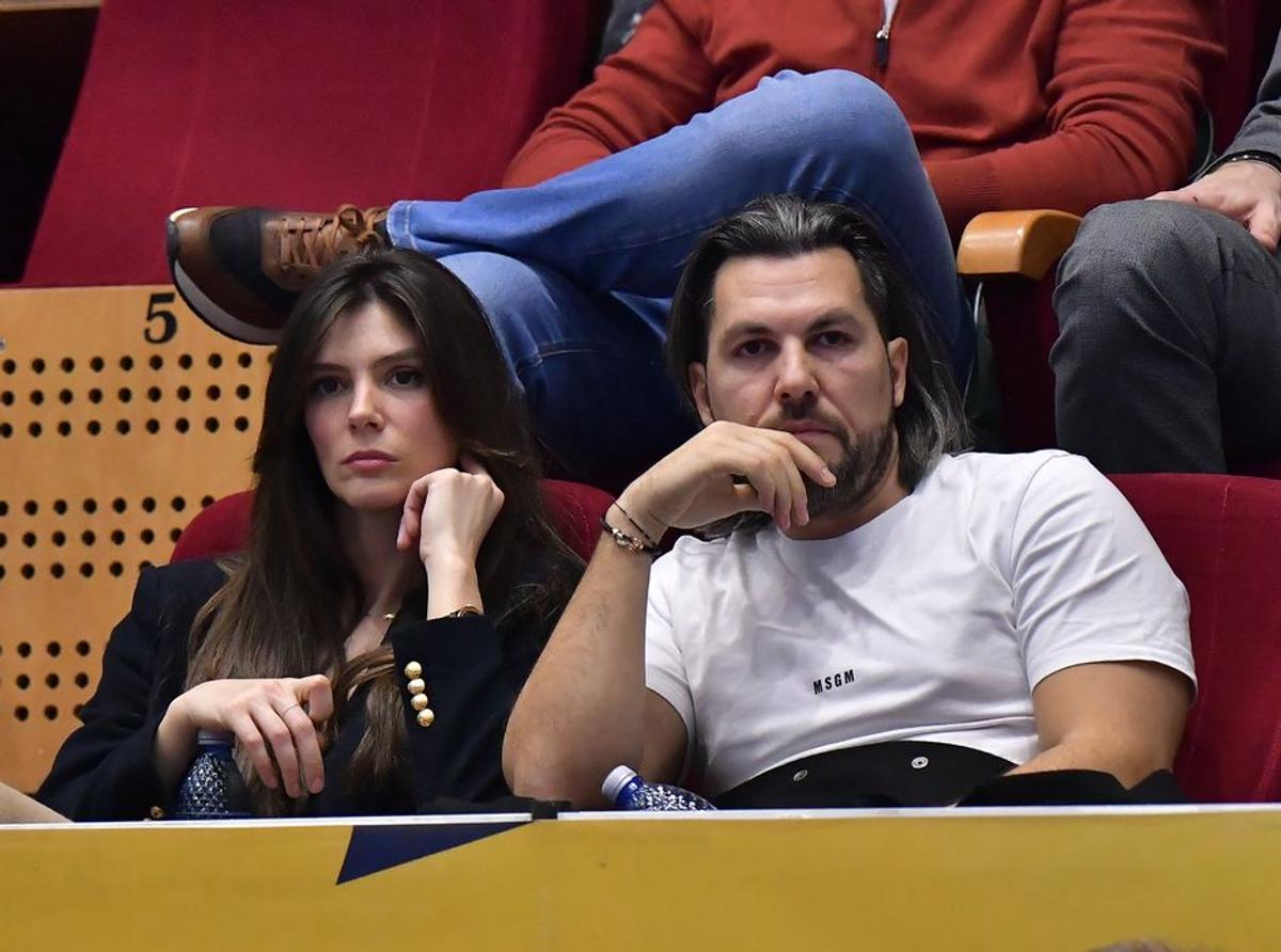 Cine e apariția misterioasă de lângă Adi Vasile, antrenorul lui CSM, la meciul lui Dinamo