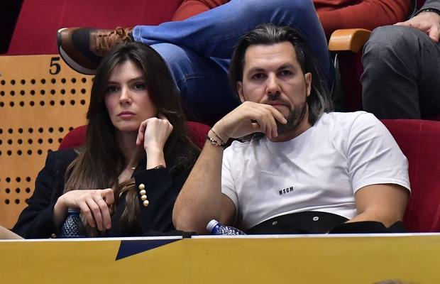 Cine e apariția misterioasă de lângă Adi Vasile, antrenorul lui CSM, la meciul lui Dinamo