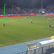 Cristian Săpunaru (39 de ani) a greșit flagrant în minutul 54 al meciului Poli Iași - Rapid, când giuleștenii erau în avantaj, scor 1-0 / FOTO: Captură TV @Orange Sport 1