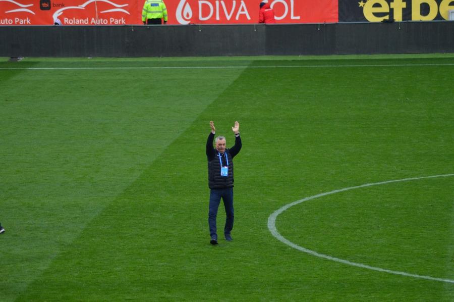 Mircea Rednic îi aplaudă pe suporteri Rednic nu glumește! UTA Arad câștigă și duelul de play-off cu Petrolul și e la egalitate cu locul 6 din Superliga