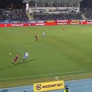 Cristian Săpunaru (39 de ani) a greșit flagrant în minutul 54 al meciului Poli Iași - Rapid, când giuleștenii erau în avantaj, scor 1-0 / FOTO: Captură TV @Orange Sport 1