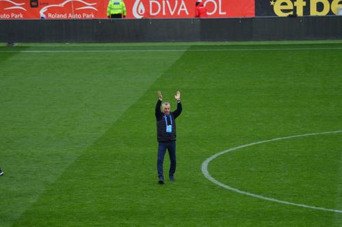 Mircea Rednic le întoarce suporterilor aplauzele / Foto: Bogdan Cioară (Arad)