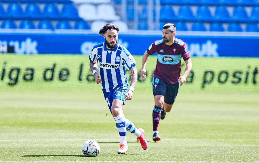 Jota, în tricoul lui Alaves (foto: Imago) Iubita lui a recurs la un gest total surprinzător, după ce fotbalistul a anunțat că s-a convertit la islam