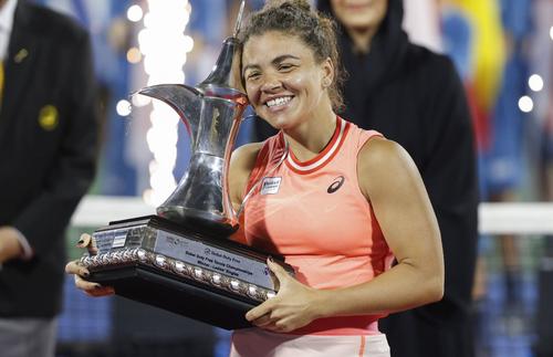 Italianca Jasmine Paolini (28 de ani, 26 WTA) a învins-o pe rusoaica Anna Kalinskaya (25 de ani, 40 WTA), scor 4-6, 7-5, 7-5 și a câștigat turneul de la Dubai / FOTO: Imago