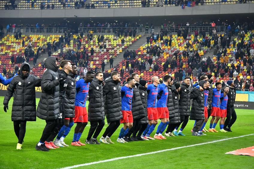 Jucătorii FCSB, în fața Peluzei Nord după 2-1 cu Dinamo/ foto Cristi Preda (GSP)