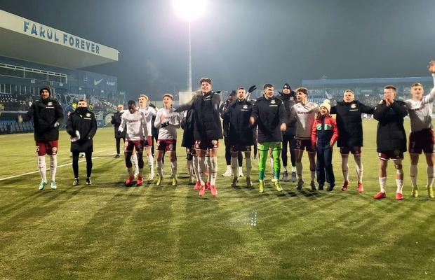 Ce s-a întâmplat pe gazon, la câteva secunde după victoria Rapidului » 6 detalii care nu au fost la TV