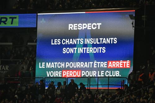 PSG și președintele Nasser Al-Khelaifi au fost ținta insultelor fanilor lui Lyon. Motiv pentru care pe tabelele de pe Groupama Arena au apărut avertismente despre un posibil eșec la „masa verde”! / Foto: Imago