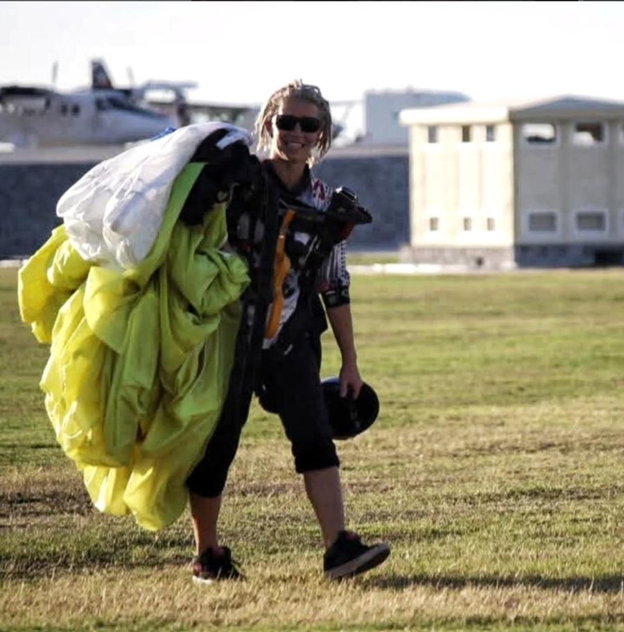 31 de sportivi au efectuat cu succes 437 de salturi de la etajul 139 al clădirii Burj Khalifa » Printre ei și o sportivă română, Cornelia Mihai