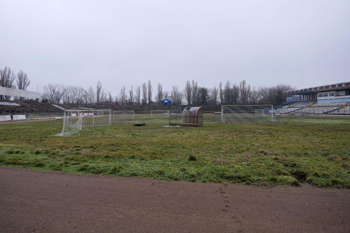 Stadionul din Brăila, printre ruine și vegetație: imagini dezarmante cu arena de 20.000 de locuri din România - februarie 2026