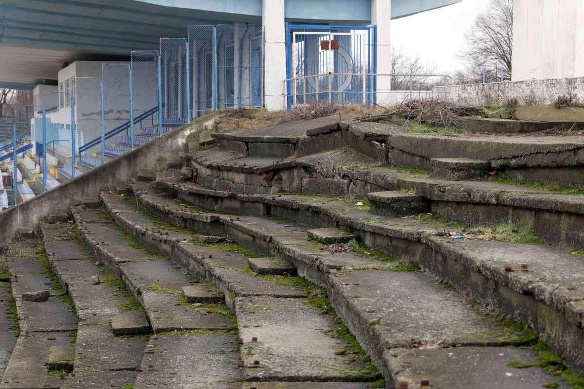 Stadionul din Brăila, printre ruine și vegetație: imagini dezarmante cu arena de 20.000 de locuri din România - februarie 2026